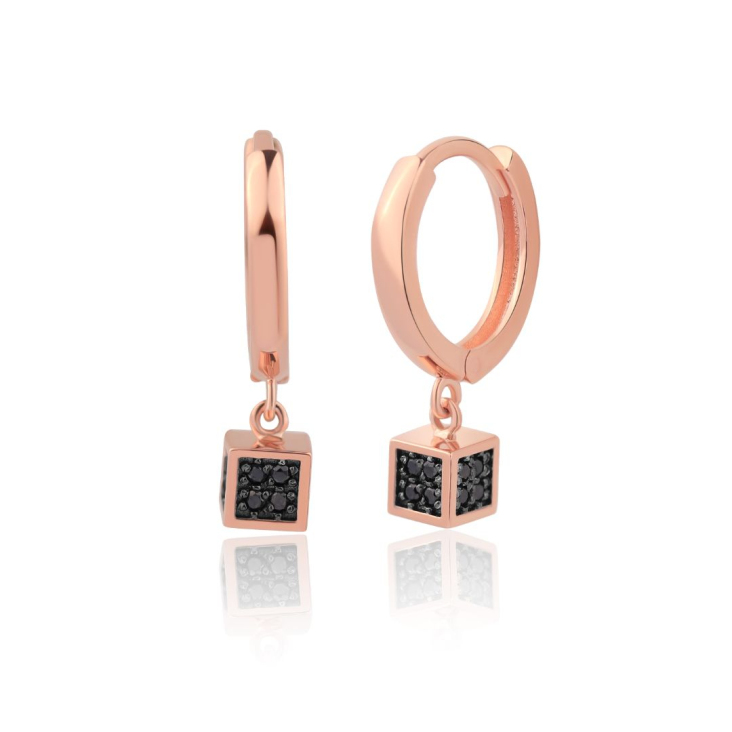 Créoles en Or rose 750/1000, ornées de cubes sertis de diamants noirs pour 0,24 ct. Diamètre de la créole 13 mm.